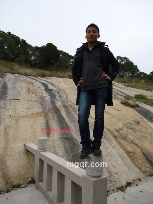 走在悬崖边的第2张照片