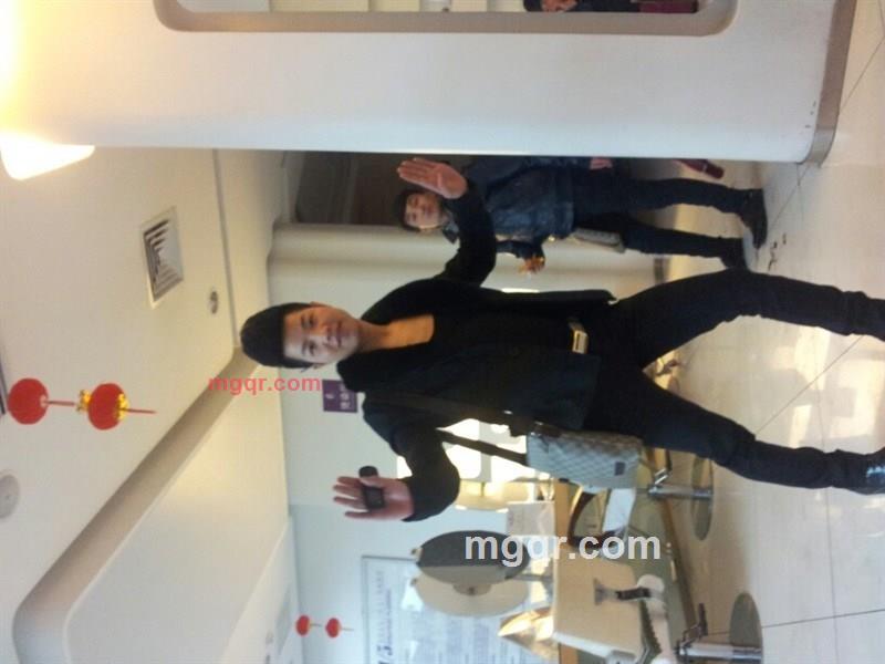 给孩子发压岁钱的第1张照片