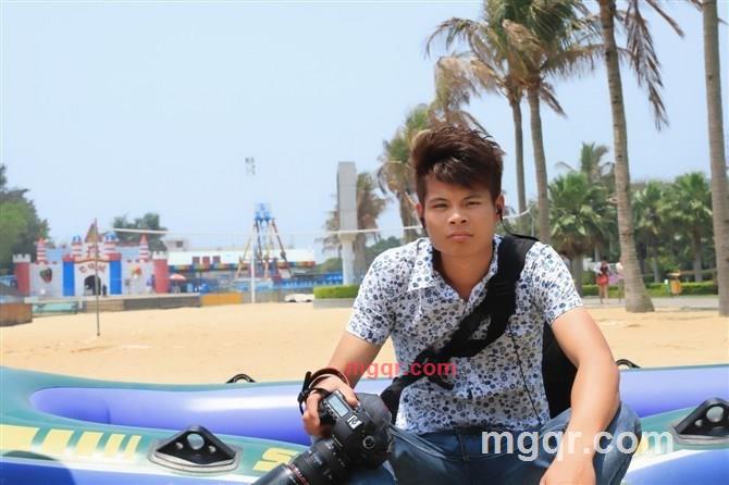 孤独的小男生的第2张照片