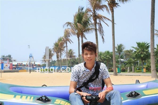 孤独的小男生的第1张照片