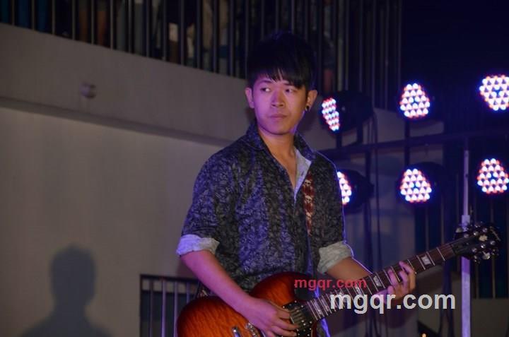 小摇滚男男的第1张照片