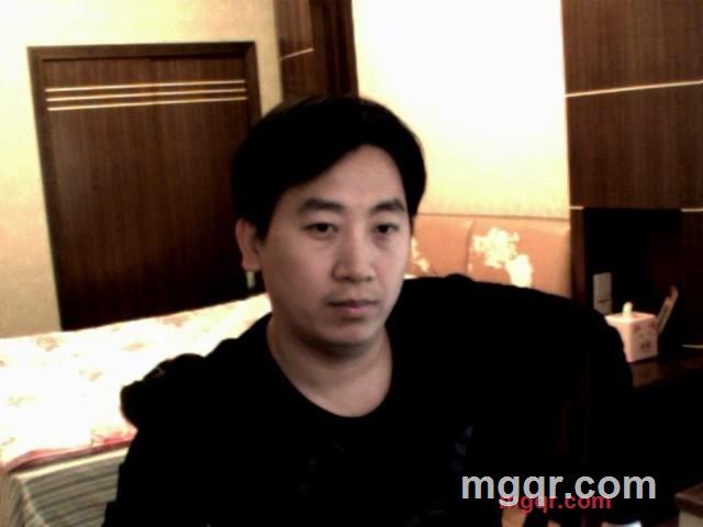 男人一支花的第1张照片