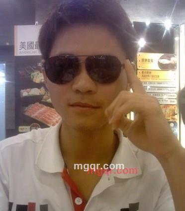 黑夜中的影的第1张照片