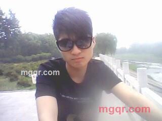 背靠背牵手的第1张照片