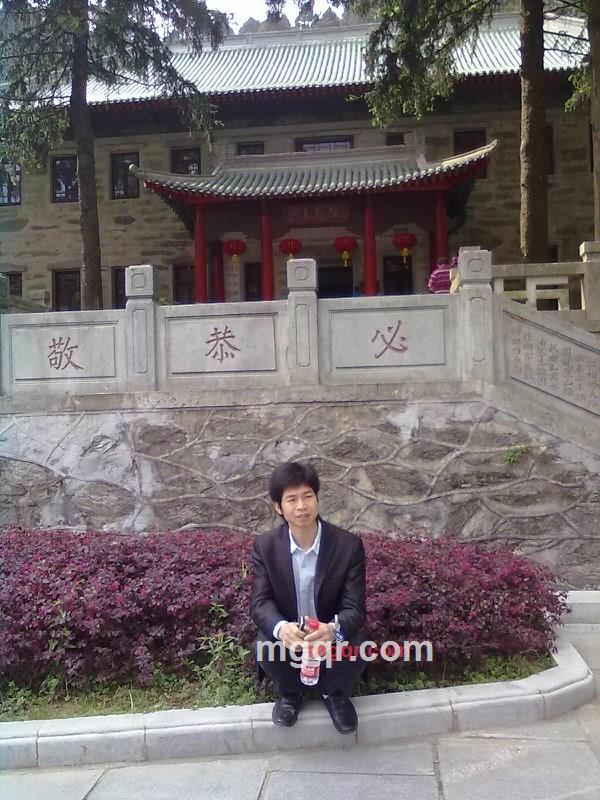 独自雨中漫步的第1张照片