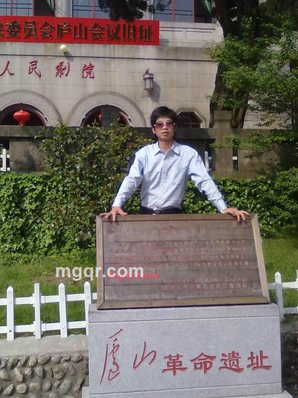 独自雨中漫步的第3张照片