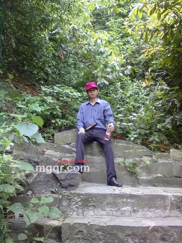 独自雨中漫步的第2张照片