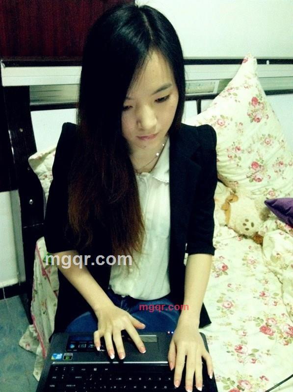 性感小美眉的第4张照片