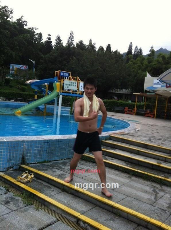 在水的一方的第2张照片