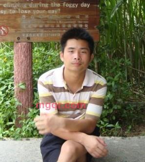 在路上看风景的男人人的第1张照片