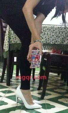 路灯下的高跟鞋的第1张照片