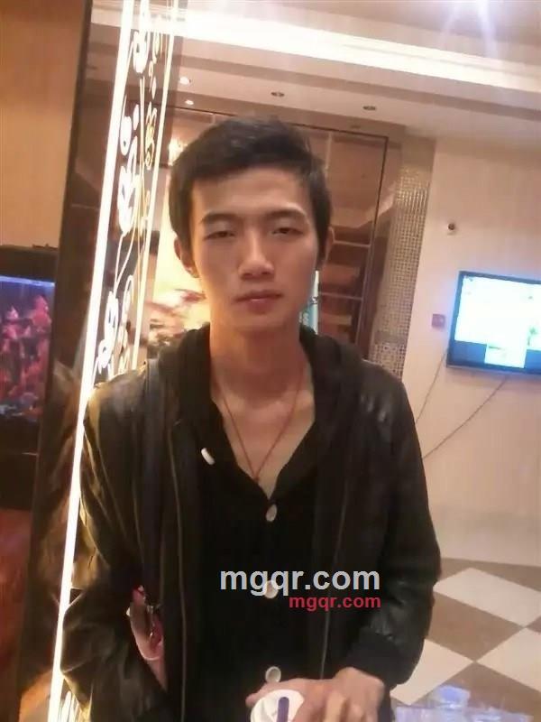 年纪轻轻的男人的第2张照片