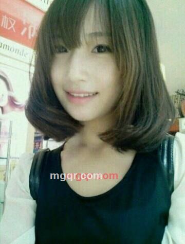 低头浅笑、保持微笑的第4张照片