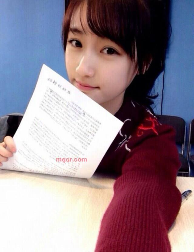 低头浅笑、保持微笑的第2张照片