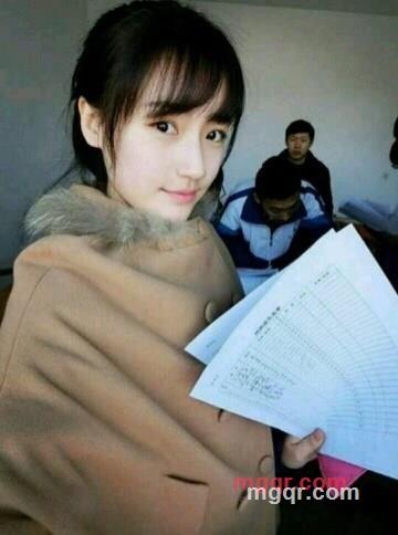 低头浅笑、保持微笑的第1张照片