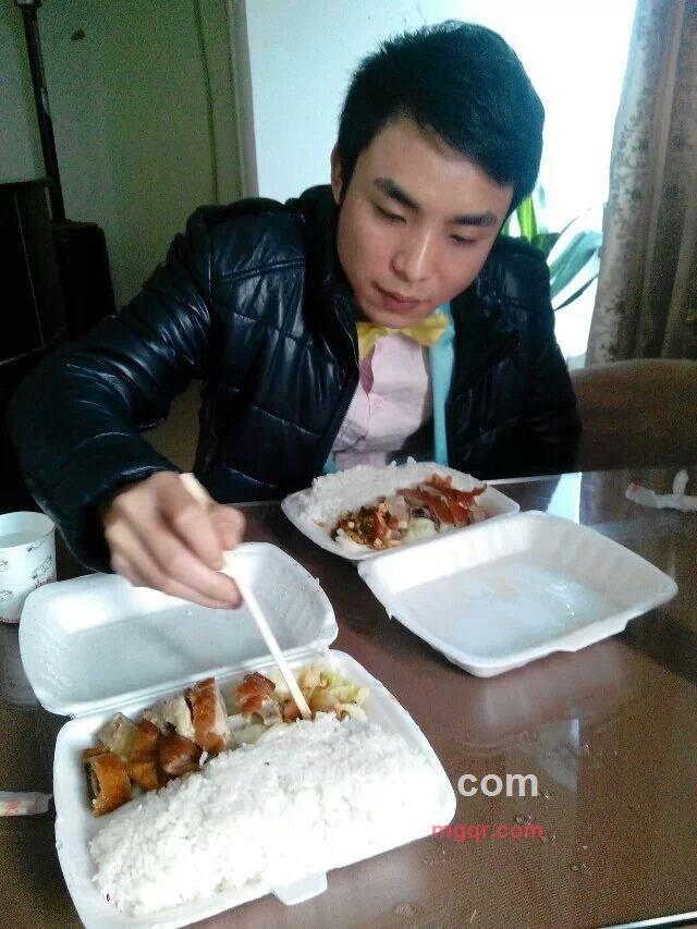 宅男在家等勾引的第1张照片