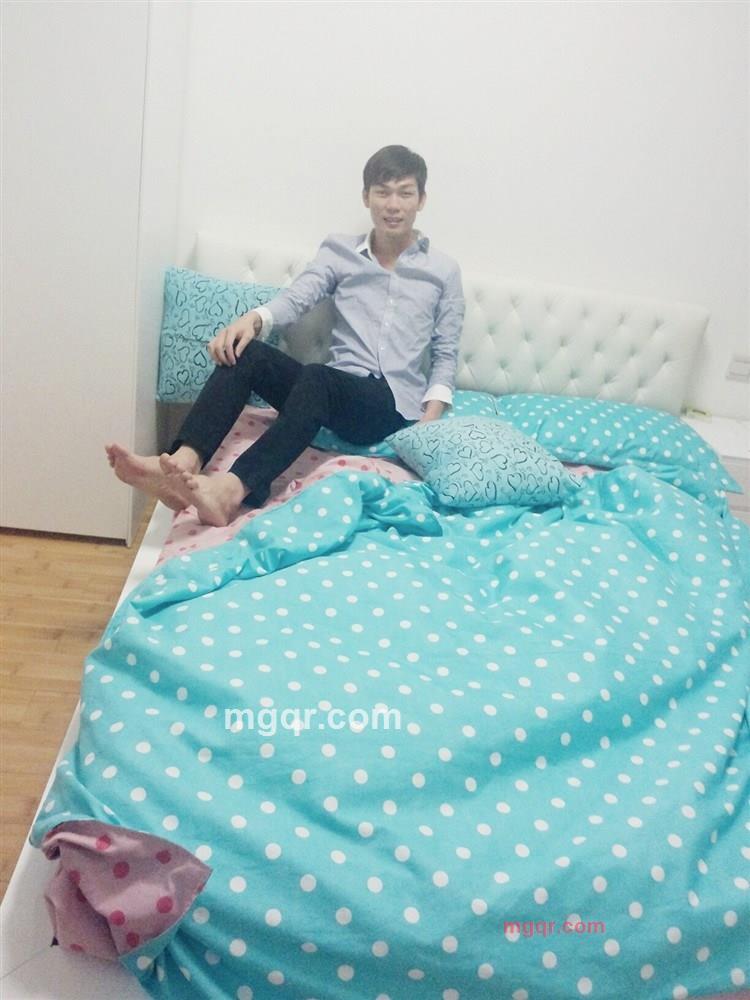 小伙子、情意绵绵的第1张照片