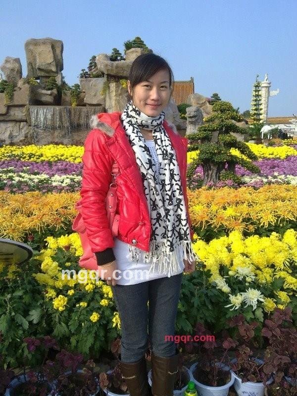 天空飘落的枫叶的第1张照片