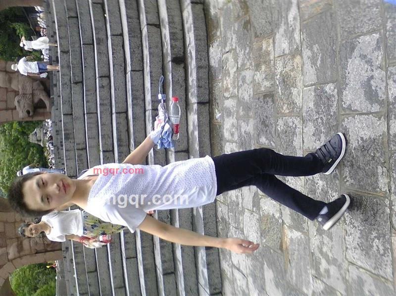 阳光下微笑的第1张照片