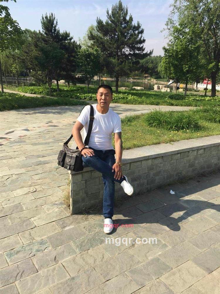 孤独的男人的第1张照片