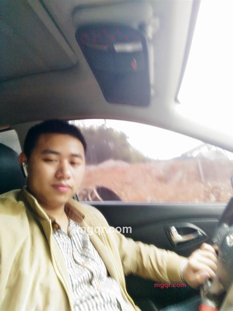 破牛仔短裤的第1张照片