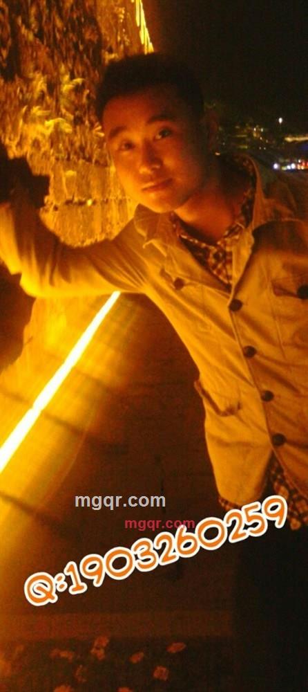 对面的美女看过来的第2张照片