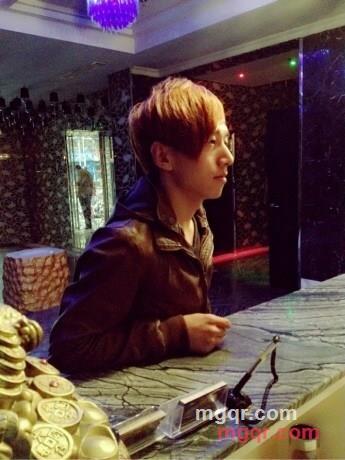 何必太多情、的第1张照片