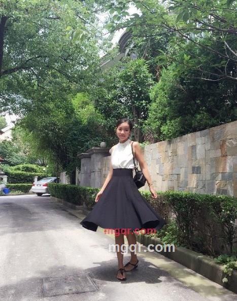 藏在微笑的第1张照片