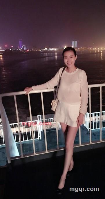 伸手触摸阳光的第2张照片