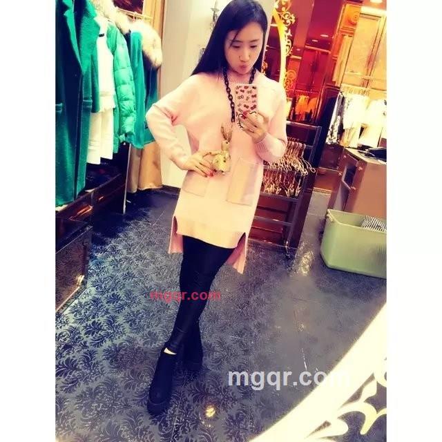 用微笑掩饰悲伤的第1张照片