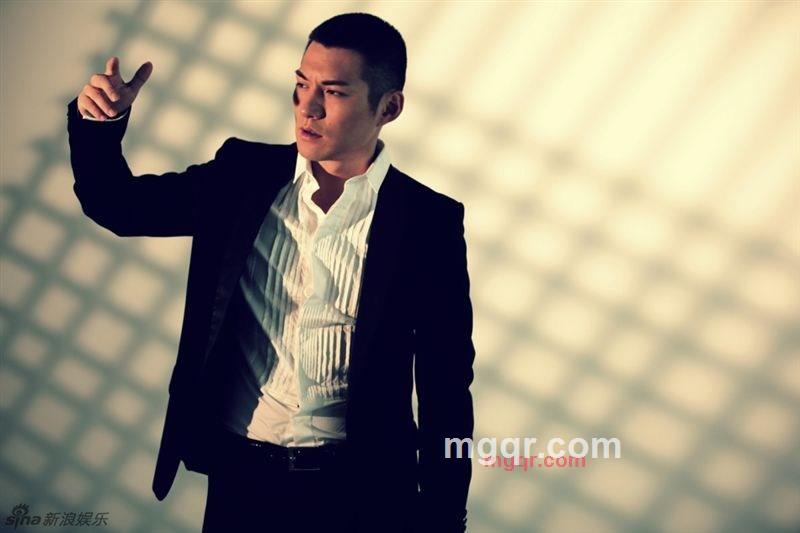 腼腆的风衣的第3张照片