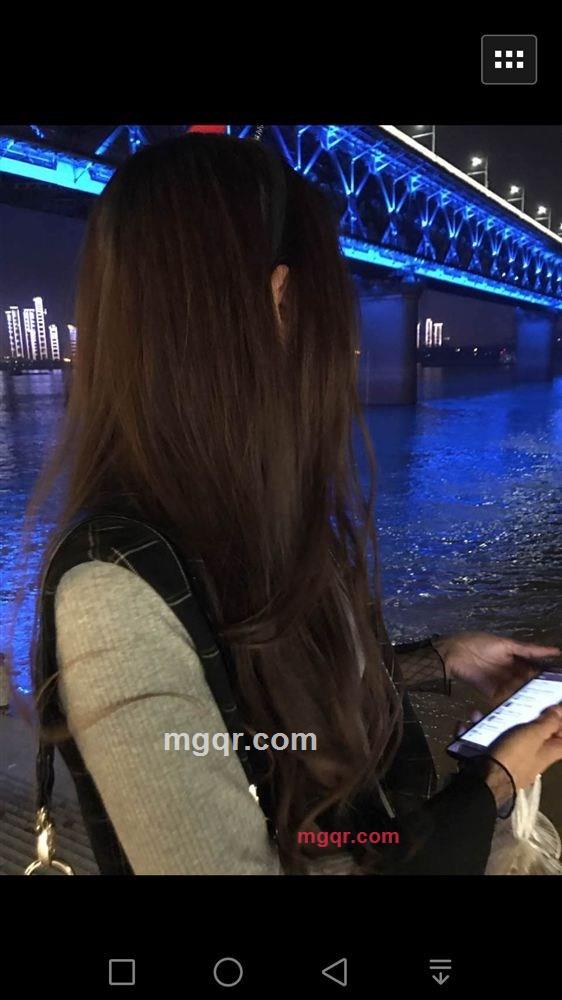 长发长裙的天际线的第1张照片