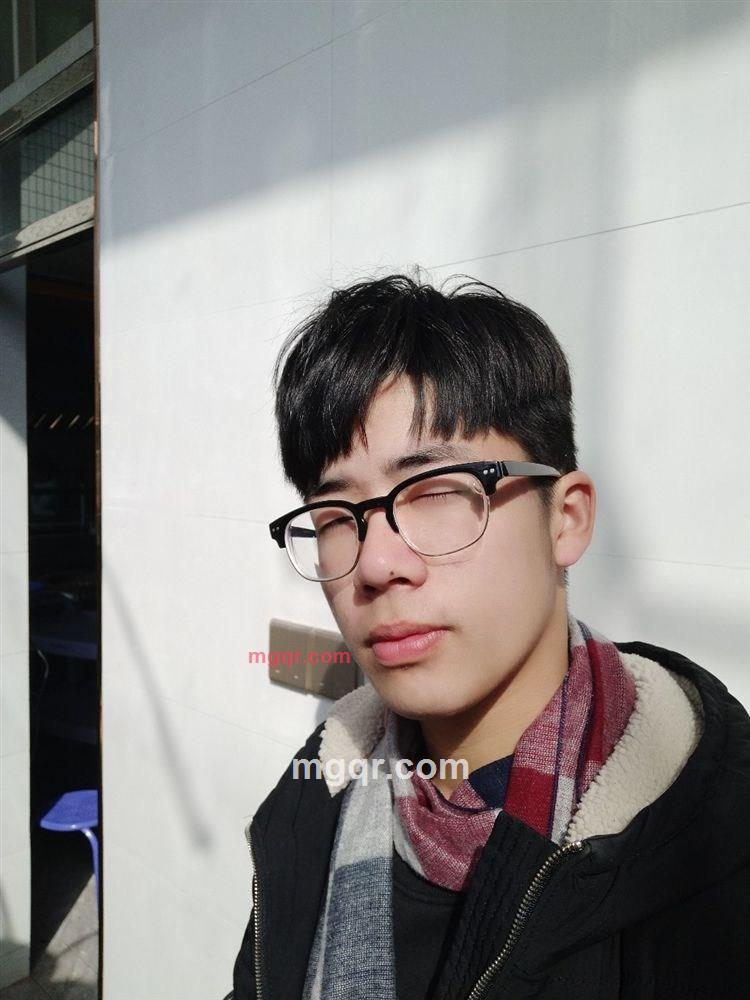 轻轻咬你的嘴唇的第2张照片