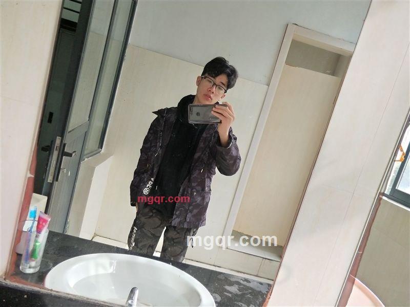 轻轻咬你的嘴唇的第1张照片