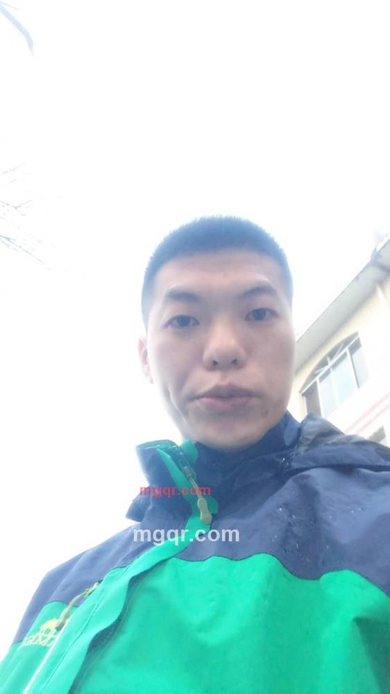 对面的女孩儿看过来的第2张照片