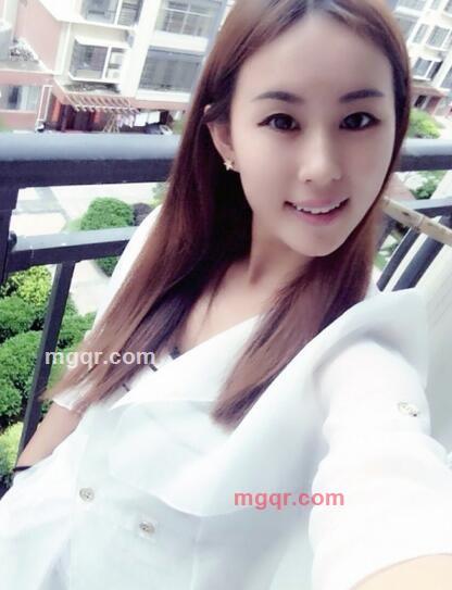 猫咪爱吃草的第1张照片