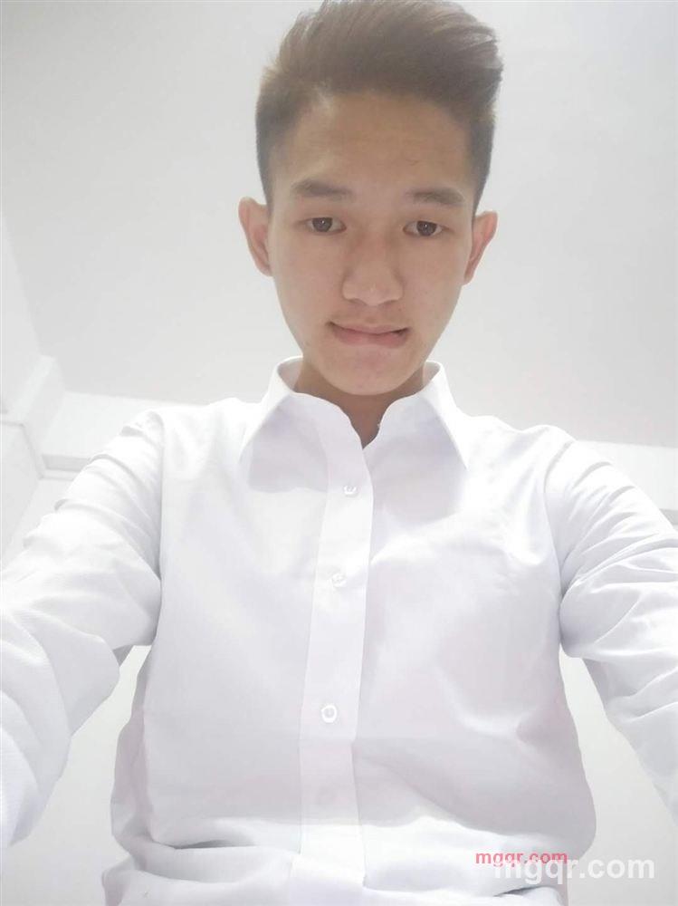 白衬衫的第1张照片