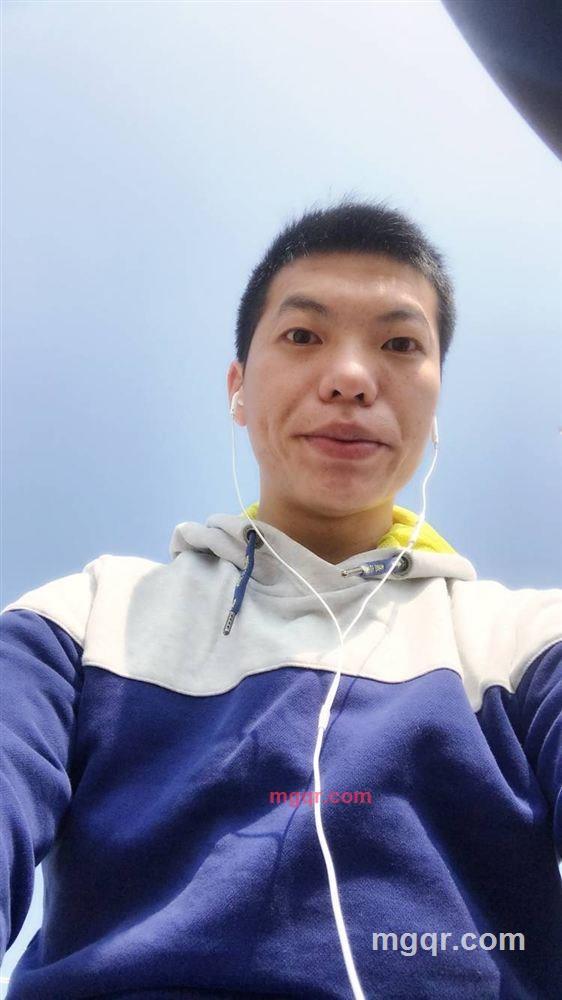 对面的女孩儿看过来的第1张照片