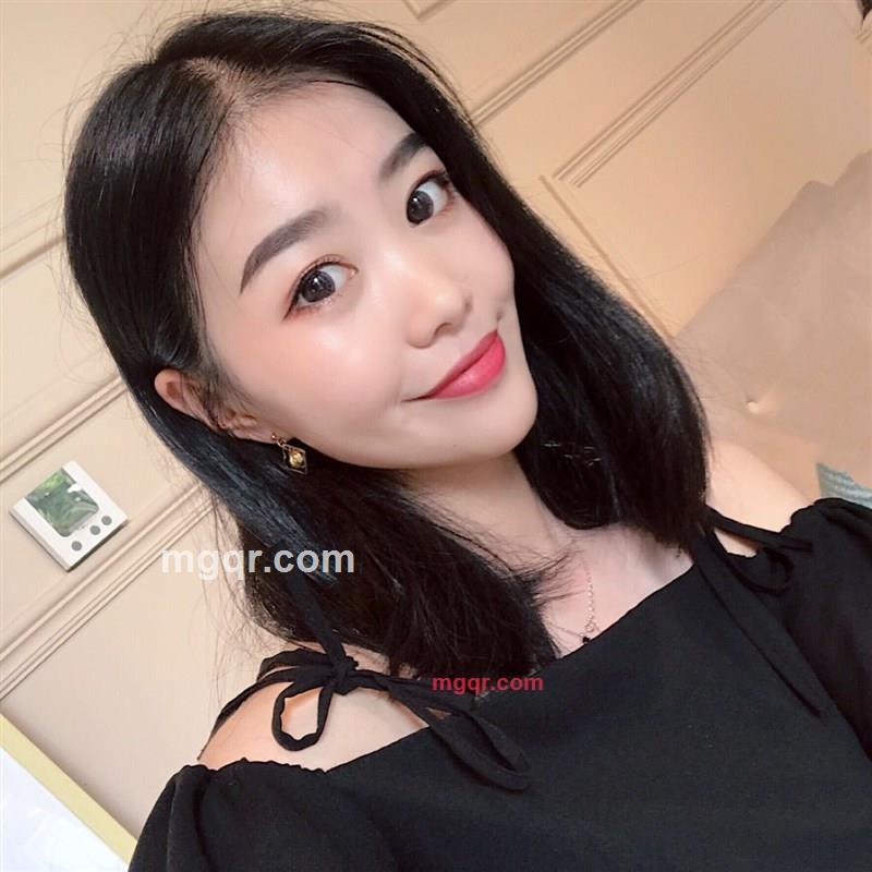 啃草莓的兔子的第4张照片