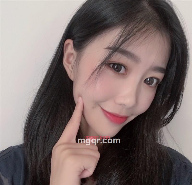 啃草莓的兔子的第2张照片