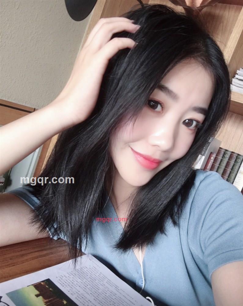 啃草莓的兔子的第1张照片