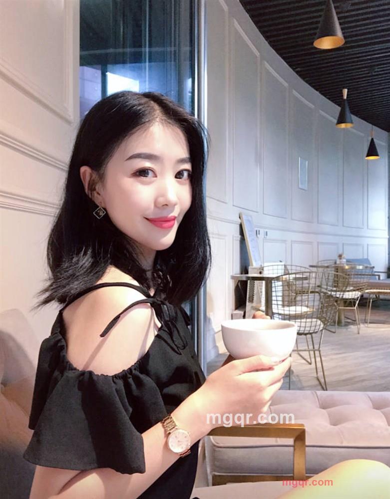 啃草莓的兔子的第3张照片