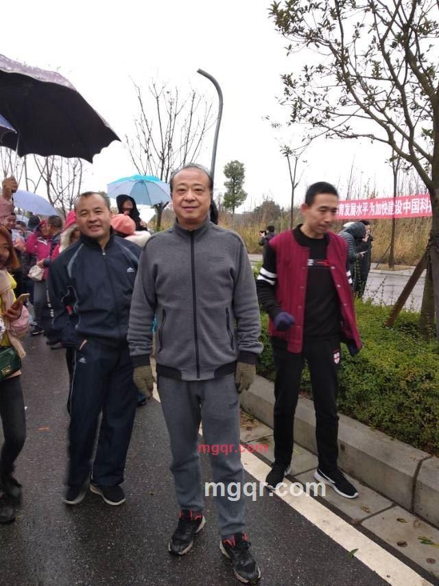 骄阳漫步的第1张照片