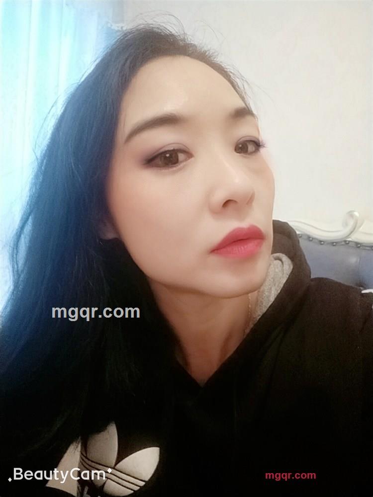 一个人吐烟圈的第1张照片