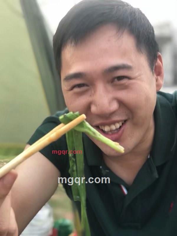 贪吃的小强的第3张照片