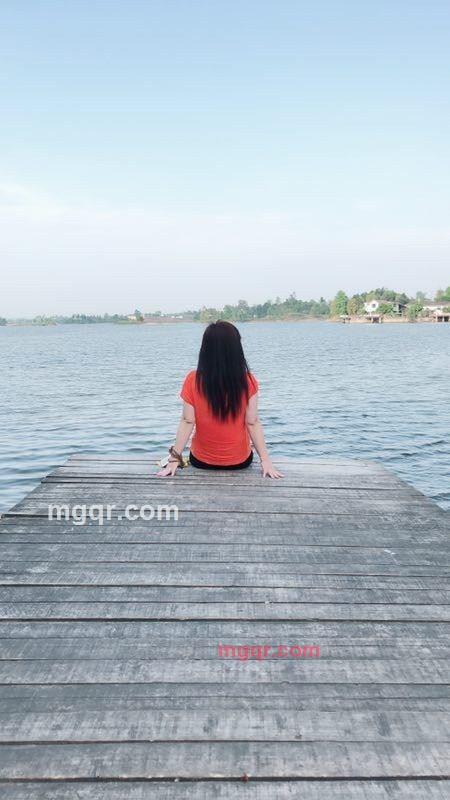 喝白茶的女人的第5张照片