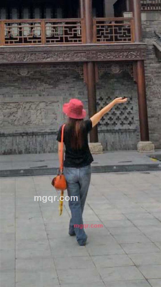 喝白茶的女人的第3张照片