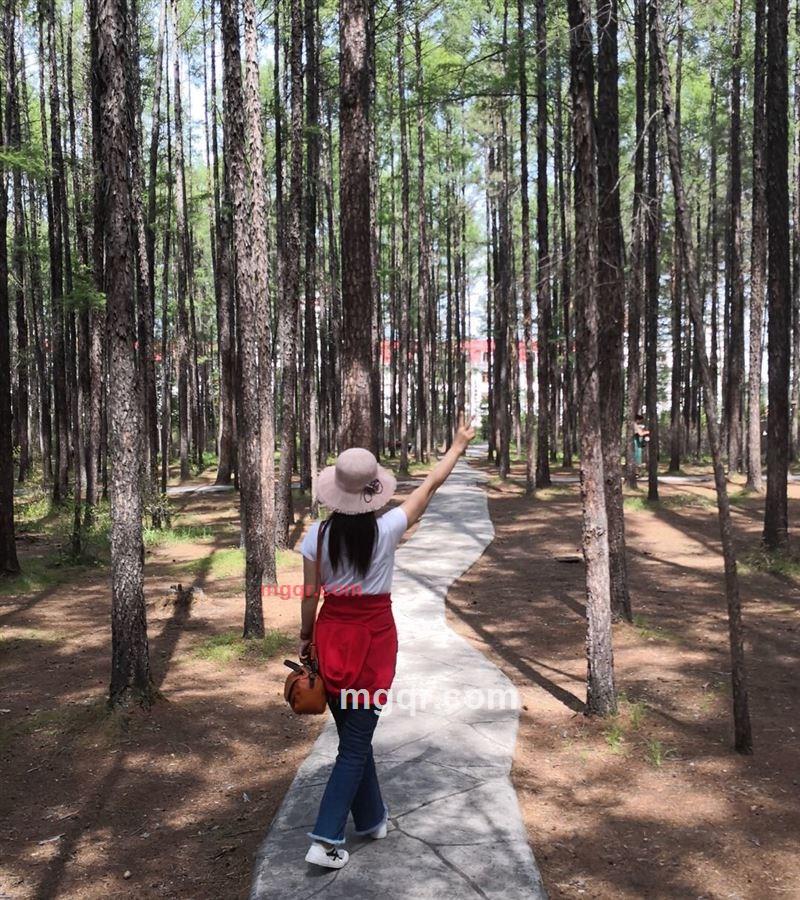 喝白茶的女人的第1张照片