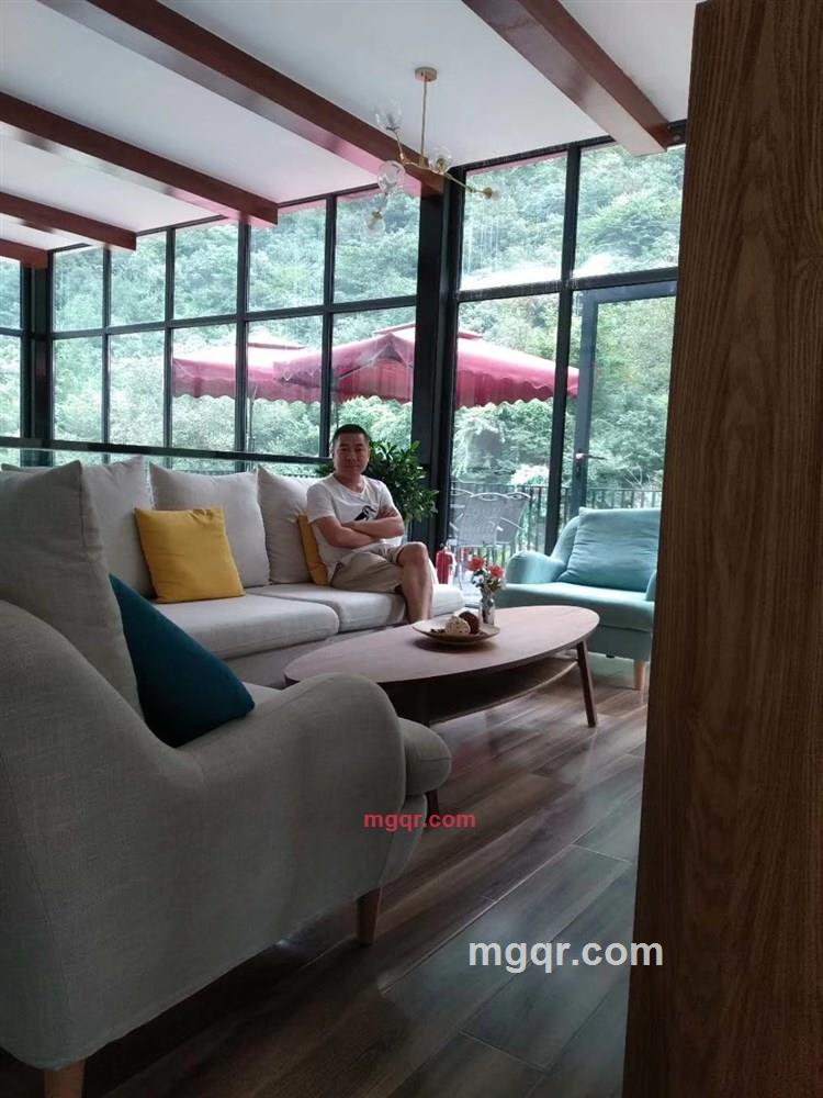 陌生的情侣的第2张照片