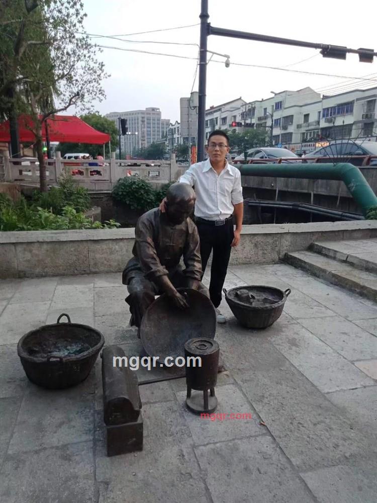 微笑背后全是伤痛的第1张照片